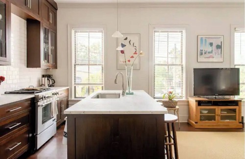 Cannonborough Elliotborough Condo | Elegant Sunlit Home with Private Rooftop Oasis