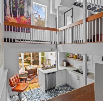 Downtown St. John's House | Elegant Victoria 2br 15ba