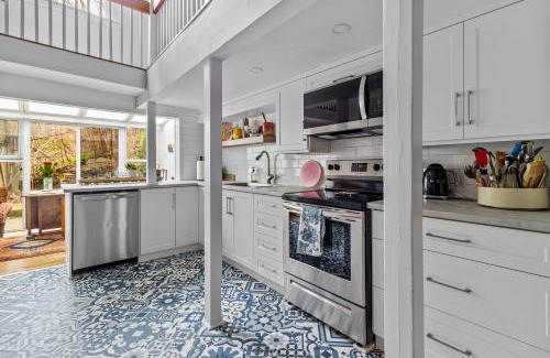 Downtown St. John's House | Elegant Victoria 2br 15ba