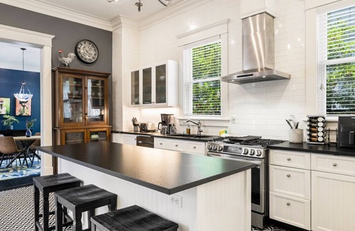 Thomas Square House | Elegant Victorian Manor w/Parking, Garden + Porch by Lucky Savannah
