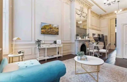 Center City West Apartment | Elegant Victorian Centre City 1 BR Apartment - Rittenhouse Square