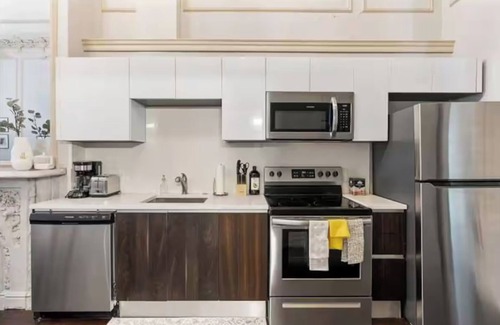 Center City West Apartment | Elegant Victorian Centre City 1 BR Apartment - Rittenhouse Square
