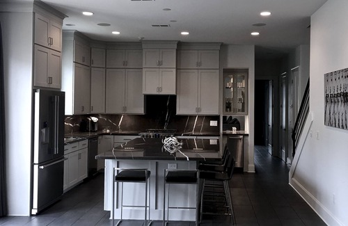 Oxford House | ElegantContemporaryWalk to Campus/StadiumSleeps14 UMEventsWeddingsReunionsSports