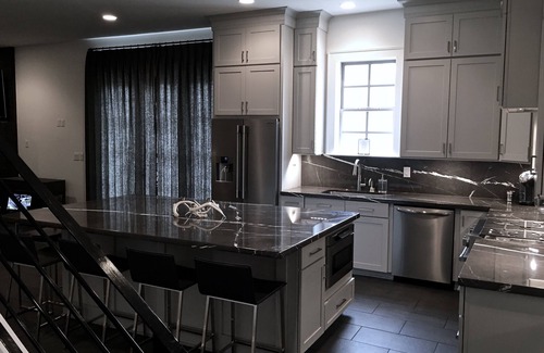 Oxford House | ElegantContemporaryWalk to Campus/StadiumSleeps14 UMEventsWeddingsReunionsSports