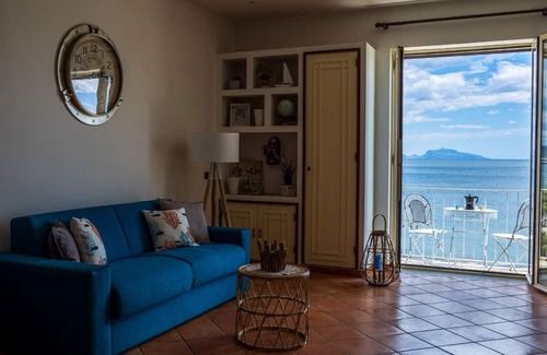 Pozzuoli Apartment | Elegante appartamentopanoramico con terrazza.