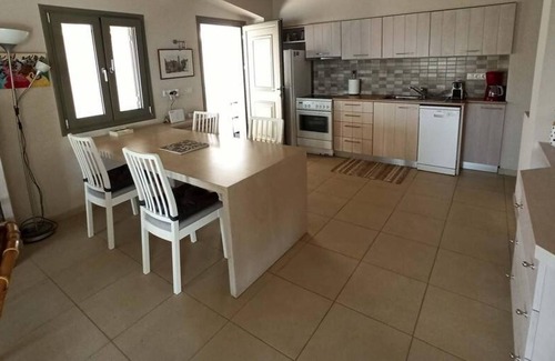 Katsarou House | Eleni's Seaside house for 4, easy beach access