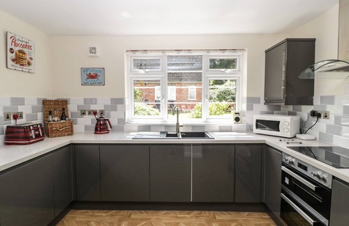 Malvern Cottage | ELERI COTTAGE, pet friendly, with a garden in Great Malvern