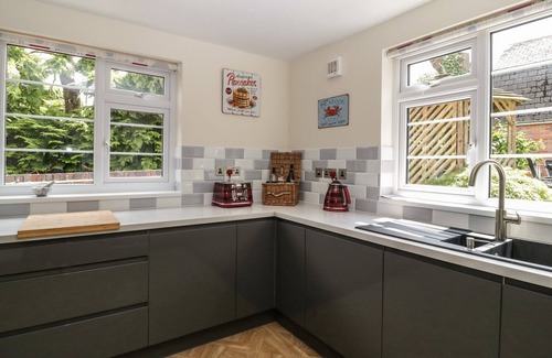 Malvern Cottage | ELERI COTTAGE, pet friendly, with a garden in Great Malvern