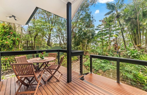 Montville House | Elevata Tropical Villa - Luxe Spa Jacuzzi - Wood Fire - Claw Bath - Pet Friendly