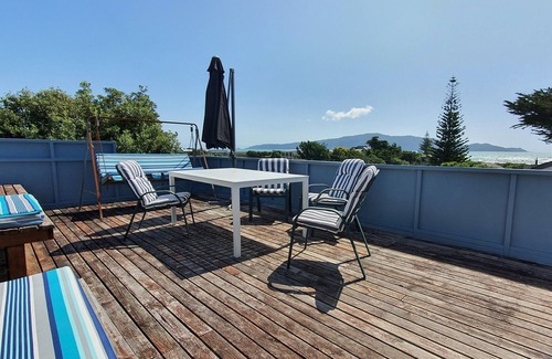 Waikanae House | Elevated beach house with stunning views
