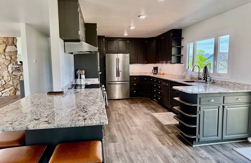 Grantsdale House | Elevated Elegance with Golf Course Access & Panoramic Valley Views