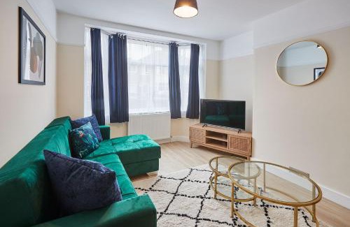 Cambridge House | Elfleda Stay - Modern 5 bedroom house with parking