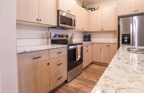 Caldwell House | Elgin Collective Townhome 102 | Sleeps 10| Heart of Caldwell