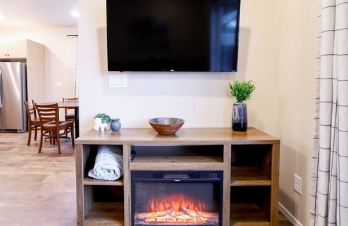 Caldwell House | Elgin Collective Townhome 102 | Sleeps 10| Heart of Caldwell