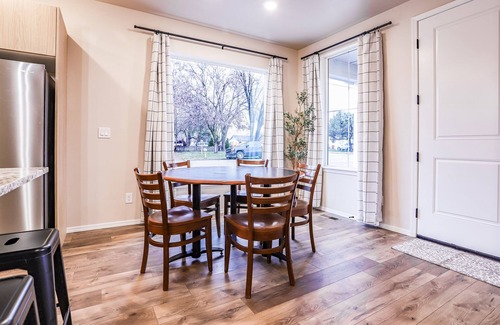 Caldwell House | Elgin Collective Townhome 102 | Sleeps 10| Heart of Caldwell