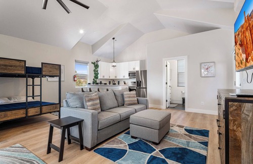 Hurricane House | Elim Valley 4228|Smart Tv, Community pool, gym, etc!