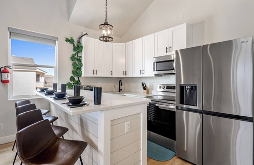 Hurricane House | Elim Valley 4228|Smart Tv, Community pool, gym, etc!
