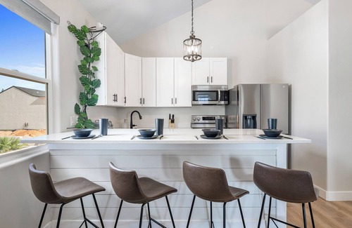 Hurricane House | Elim Valley 4228|Smart Tv, Community pool, gym, etc!