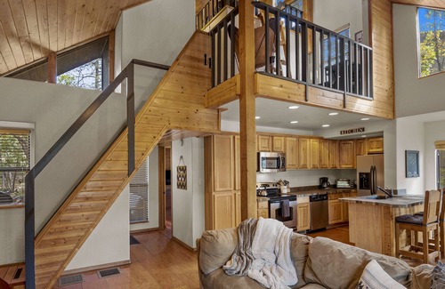 Munds Park Cabin | Elite Mountaintop Cabin w/2 Decks, Fire Pit & Loft !SUPERHOSTS! Pet Friendly