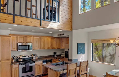 Munds Park Cabin | Elite Mountaintop Cabin w/2 Decks, Fire Pit & Loft !SUPERHOSTS! Pet Friendly