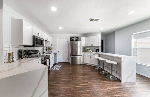 Wetmore House | Elite Retreat w/pool table & shuffleboard @ La Cantera, Six Flags, RIM, UTSA