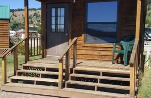 West Yellowstone Apartment | Elk Haven Camping (Cabin 7)