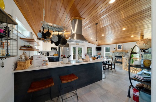 Neahkahnie Beach House | Elk Haven (previously Barefeet Retreat)-2 decks, dogs Ok, BBQ, close to beach