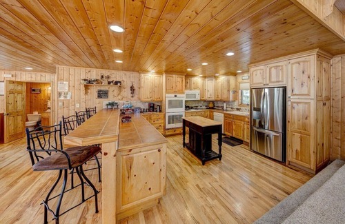 Carriage Hills House | Elk Meadow Retreat - Amazing Mountain Views + Hot Tub Sleeps 10!