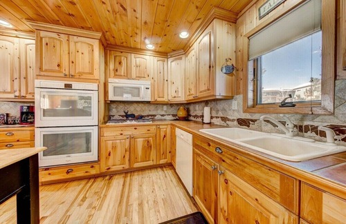 Carriage Hills House | Elk Meadow Retreat - Amazing Mountain Views + Hot Tub Sleeps 10!