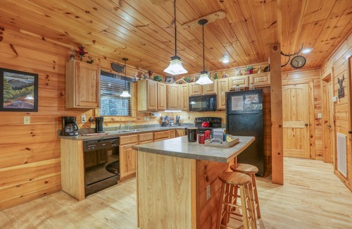 Cosby Cabin | Elk Run is a beautiful, two bedroom cabin situated directly on Cosby Creek.