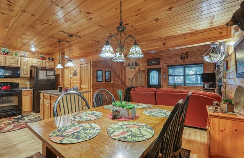 Cosby Cabin | Elk Run is a beautiful, two bedroom cabin situated directly on Cosby Creek.