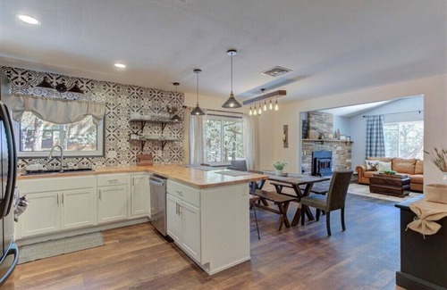 Pine Cabin | Elkchanted Inn Pine: Fully Fenced Backyard, Spacious Cabin in Woods w/King Bed