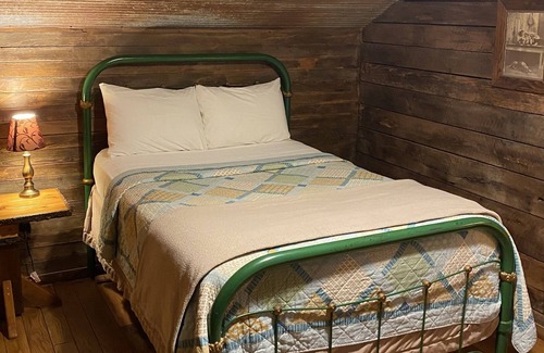 Ponca Cabin | Elkhorn Cabin. 1800’s finishes with modern luxuries.