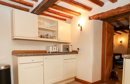 Burford House | ELLEN COTTAGE, pet friendly, character holiday cottage in Burford