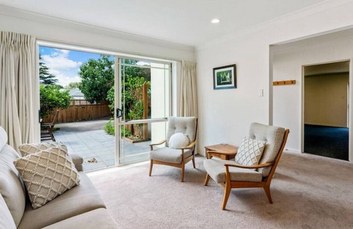 Greenlane - Ellerslie House | Ellerslie Escape: Family Home with Spa