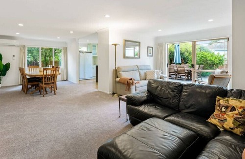 Greenlane - Ellerslie House | Ellerslie Escape: Family Home with Spa