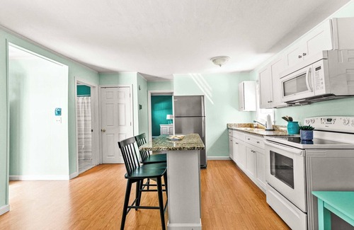 Newport House | Ellery Bungalow #49 - Minutes from the Sand