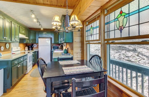 Walnut Mountain Cabin | Ellijay Cabin 7 Mi to Dtwn: Hot Tub & Mtn Views