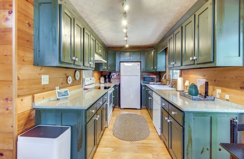 Walnut Mountain Cabin | Ellijay Cabin 7 Mi to Dtwn: Hot Tub & Mtn Views