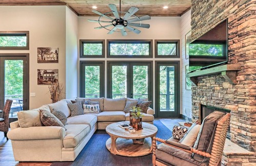 Ellijay House | Ellijay Cabin Escape Hot Tub and Fire Pit!