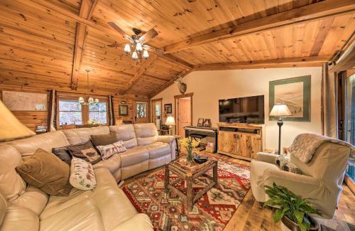 Ellijay House | Ellijay Cabin with Porch and Private Hot Tub!