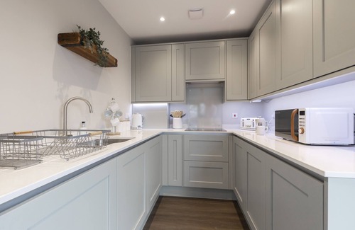 Gloucester Apartment | Elliot Oliver - Stunning 3 Bedroom Penthouse With Large Terrace And Parking