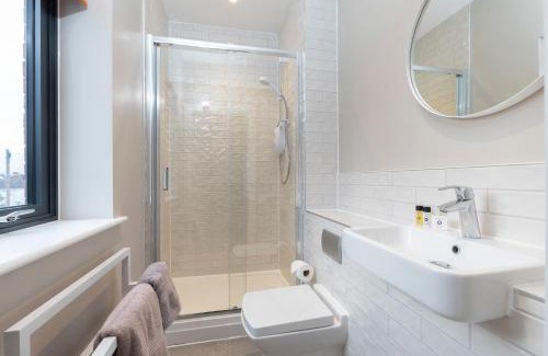Gloucester Apartment | Elliot Oliver - Stylish Loft Style Two Bedroom Apartment With Parking