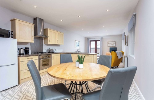 Ayr Apartment | Elliot Suite No2 - Donnini Apartments