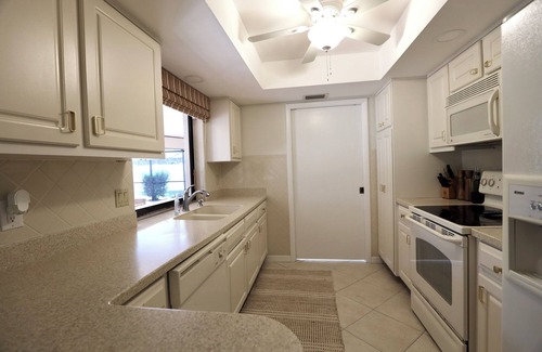 Caloosahatchee House | Ellis' Hideaway! Cozy 2-bedroom pool home with WiFi, AC in enjoyable Cape Coral