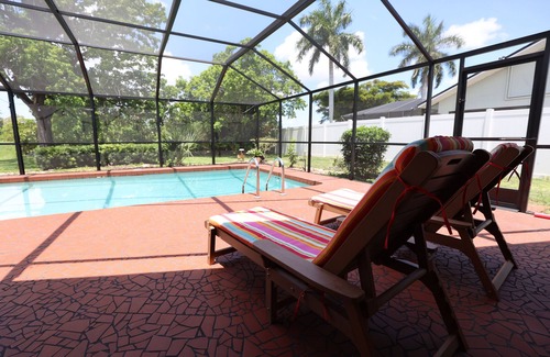 Caloosahatchee House | Ellis' Hideaway! Cozy 2-bedroom pool home with WiFi, AC in enjoyable Cape Coral