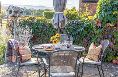 Mangotsfield House | Elm End Cottage - Single-Storey Farm Retreat