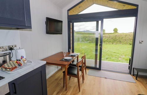 Malvern Cottage | ELMSIDE LODGE, romantic, with a garden in Welland