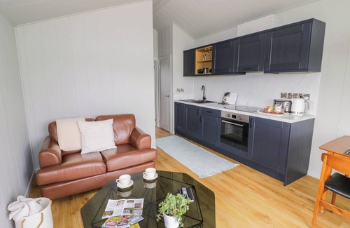 Malvern Cottage | ELMSIDE LODGE, romantic, with a garden in Welland