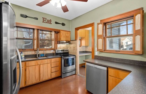 Peoria House | Elmwood · R&R Retreat Bradley - We've got Space/Large Groups